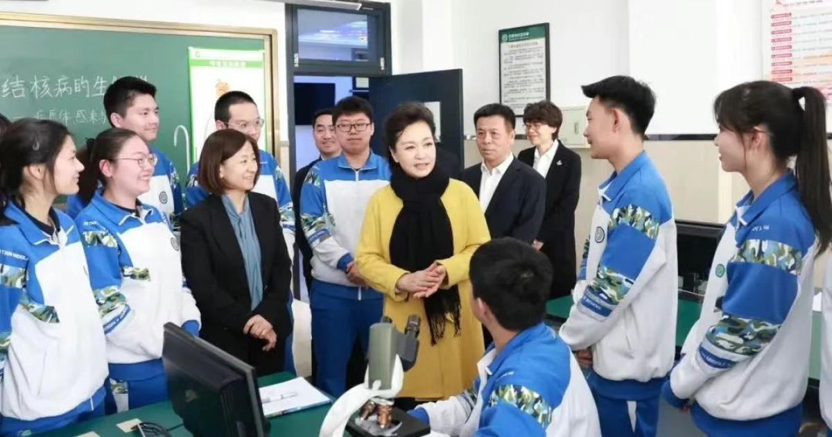 លោកស្រី Peng Liyuan ថ្លែងសុន្ទរកថាជាលាយលក្ខណ៍អក្សរក្នុងសន្និសីទតាមប្រព័ន្ធវីដេអូនៃទិវាពិភពលោកកម្ចាត់រោគរបេងឆ្នាំ២០២៥របស់អង្គការសុខភាពពិភពលោក