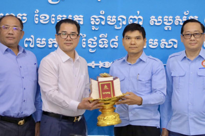 ឯកឧត្តមបណ្ឌិត ព្រហ្ម វិចិត្រអក្ខរា អញ្ជើញចូលរួមពិធីប្រគល់សៀវភៅរដ្ឋធម្មនុញ្ញនៃព្រះរាជាណាចក្រកម្ពុជា ចំនួនមួយពាន់ក្បាល