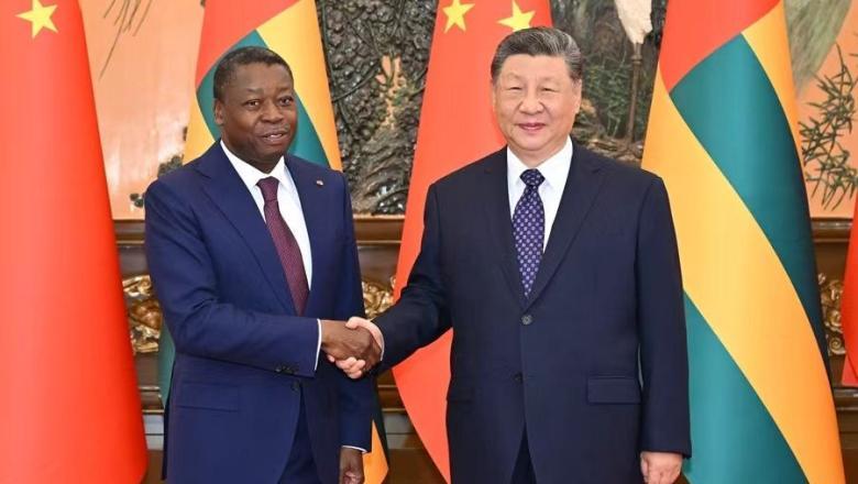 លោក Xi Jinping ប្រធានរដ្ឋចិនជួបពិភាក្សាជាមួយលោក Faure Essozimna Gnassingbéប្រធានក្រុមប្រឹក្សារដ្ឋមន្រ្តីនៃតូហ្គោ